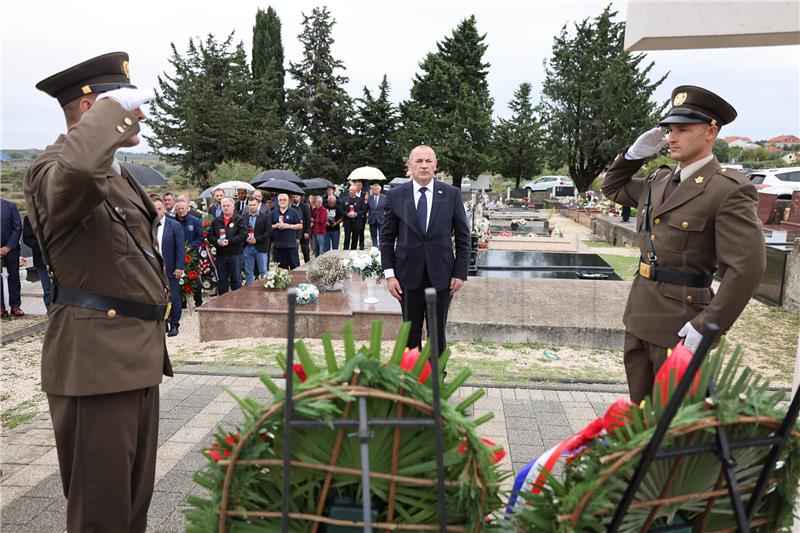 Zadar: Odavanje počasti kod spomen obilježja na mjesnom groblju