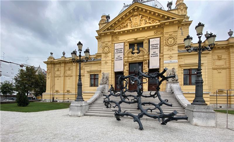 Ispred Umjetničkog paviljona postavljen rad kipara Nevena Bilića