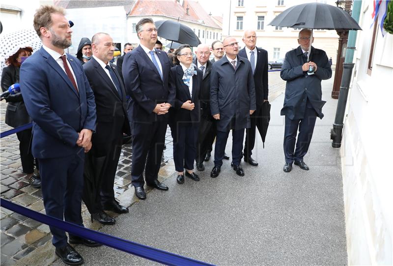 Premijer Plenković  položio lovorov vijenac na Spomen ploču na zgradi Vlade RH