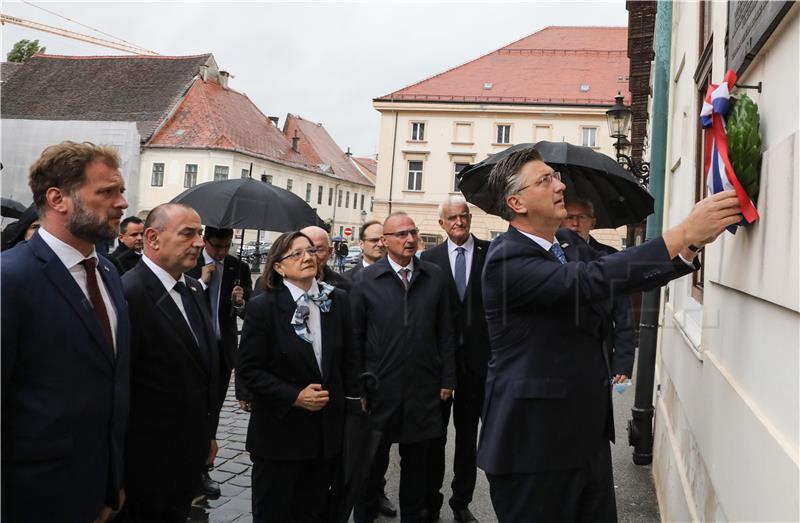 Premijer Plenković  položio lovorov vijenac na Spomen ploču na zgradi Vlade RH