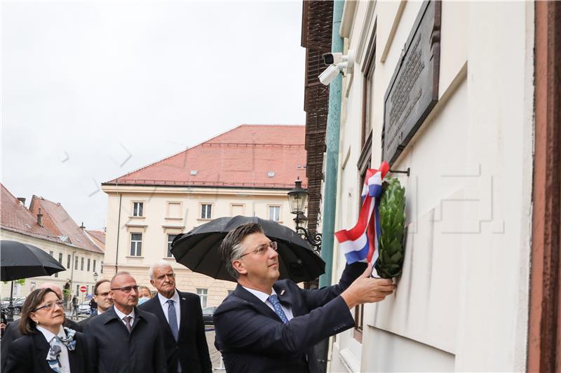 Premijer Plenković  položio lovorov vijenac na Spomen ploču na zgradi Vlade RH