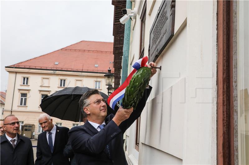 Premijer Plenković  položio lovorov vijenac na Spomen ploču na zgradi Vlade RH