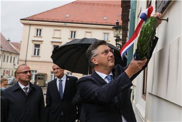 Premijer Plenković  položio lovorov vijenac na Spomen ploču na zgradi Vlade RH