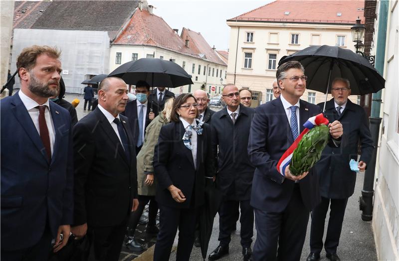 Premijer Plenković  položio lovorov vijenac na Spomen ploču na zgradi Vlade RH