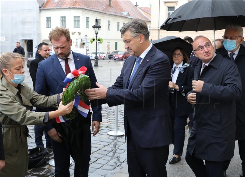 Premijer Plenković  položio lovorov vijenac na Spomen ploču na zgradi Vlade RH