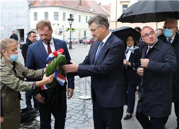 Premijer Plenković  položio lovorov vijenac na Spomen ploču na zgradi Vlade RH