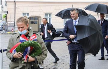 Premijer Plenković  položio lovorov vijenac na Spomen ploču na zgradi Vlade RH