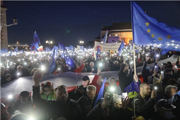 Deseci tisuća Poljaka na ulicama pružaju potporu EU-u