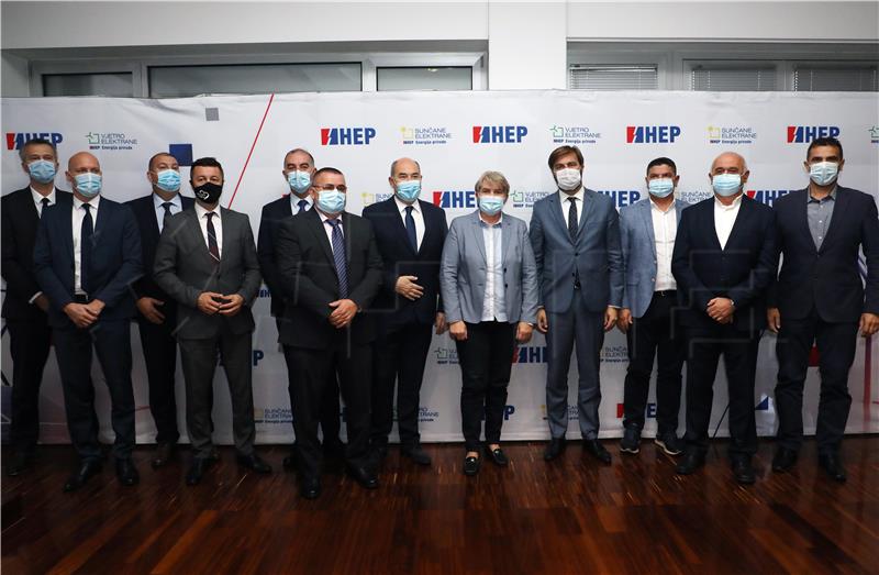 HEP inks cooperation deals for 7 solar power plant projects throughout Croatia