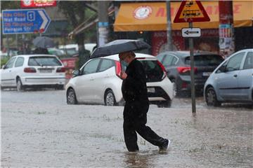 Grčku zahvatile obilne kiše, neki potražili spas na krovovima