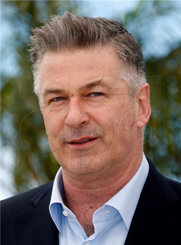 Alec Baldwin kaže da mu je "srce slomljeno" nakon nesretnog slučaja na snimanju