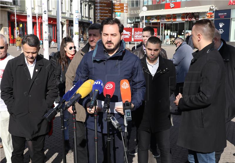 Campaigners collecting signatures for petition for referendum against euro in Croatia