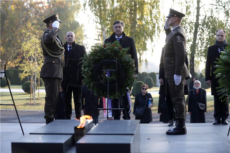 Plenković položio vijence i zapalio svijeće uoči blagdana Svih svetih na Mirogoju