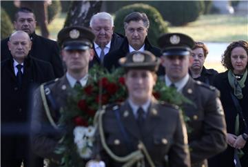 U prigodi blagdana Svih svetih položeni vijenci i zapaljene svijeće