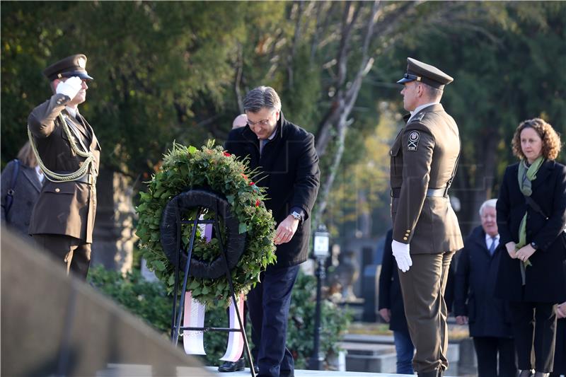 U prigodi blagdana Svih svetih položeni vijenci i zapaljene svijeće