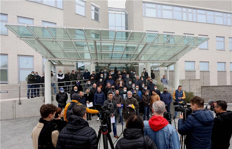 Protesting flight control workers call out director for mobbing