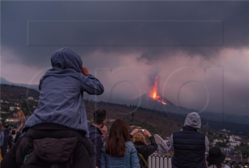 Turisti na La Palmi gledaju vulkan unatoč jakom potresu