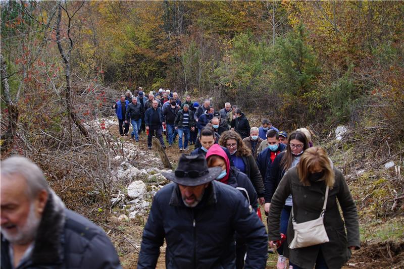 Mještani Gornjih Kosinja i Mlakve organizirali mirni prosvjed