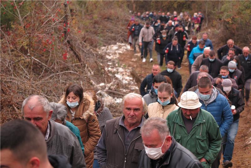 Mještani Gornjih Kosinja i Mlakve organizirali mirni prosvjed