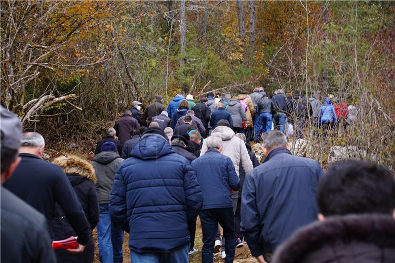 Mještani Gornjih Kosinja i Mlakve organizirali mirni prosvjed