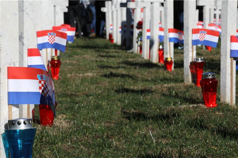 Na Memorijalnom groblju u Vukovaru vijenac i svijeće za poginule branitelje