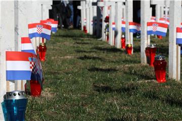 Na Memorijalnom groblju u Vukovaru vijenac i svijeće za poginule branitelje