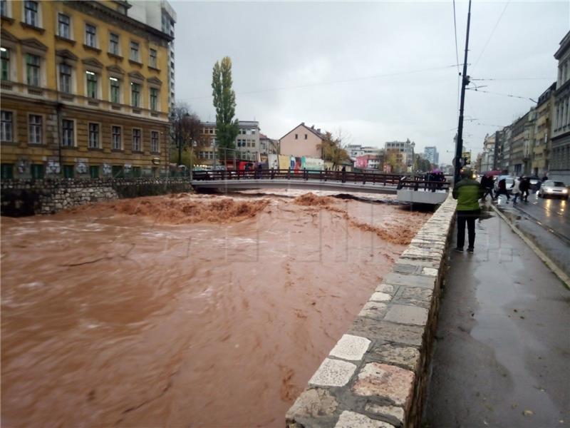 Kiše izazvale kaos u BiH, prijeti izlijevanje Miljacke u središtu Sarajeva