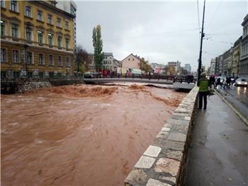 Kiše izazvale kaos u BiH, prijeti izlijevanje Miljacke u središtu Sarajeva