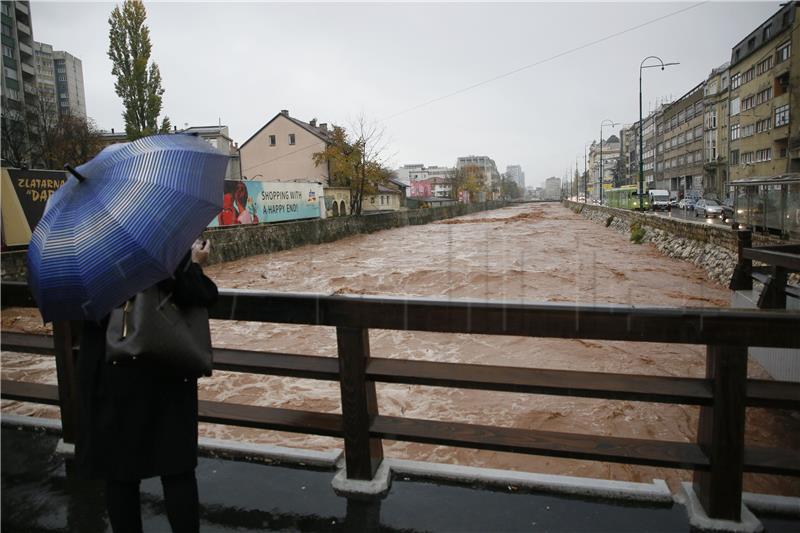 Kiše izazvale kaos u BiH, prijeti izlijevanje Miljacke u središtu Sarajeva