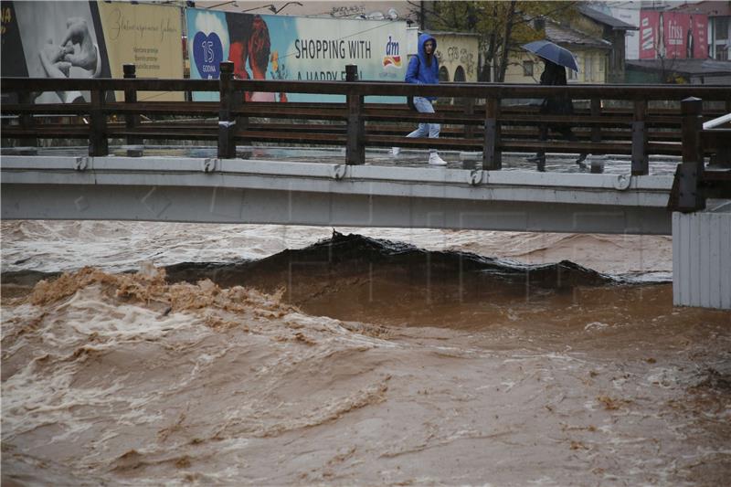 Kiše izazvale kaos u BiH, prijeti izlijevanje Miljacke u središtu Sarajeva