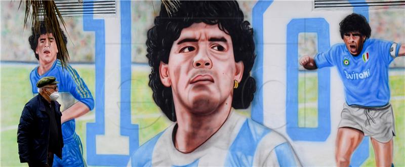 Italija: Maradona na dresovima Napolija u povodu obljetnice smrti 