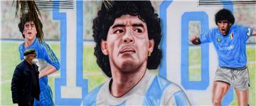 Italija: Maradona na dresovima Napolija u povodu obljetnice smrti 