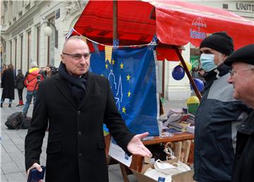 Grlić Radman posjetio štand MVEP-a na Cvjetnom trgu