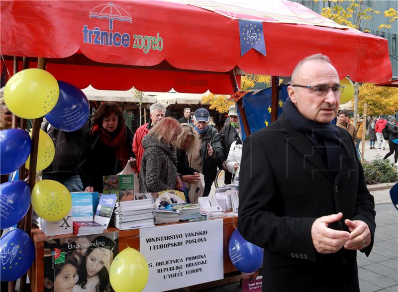 Grlić Radman posjetio štand MVEP-a na Cvjetnom trgu