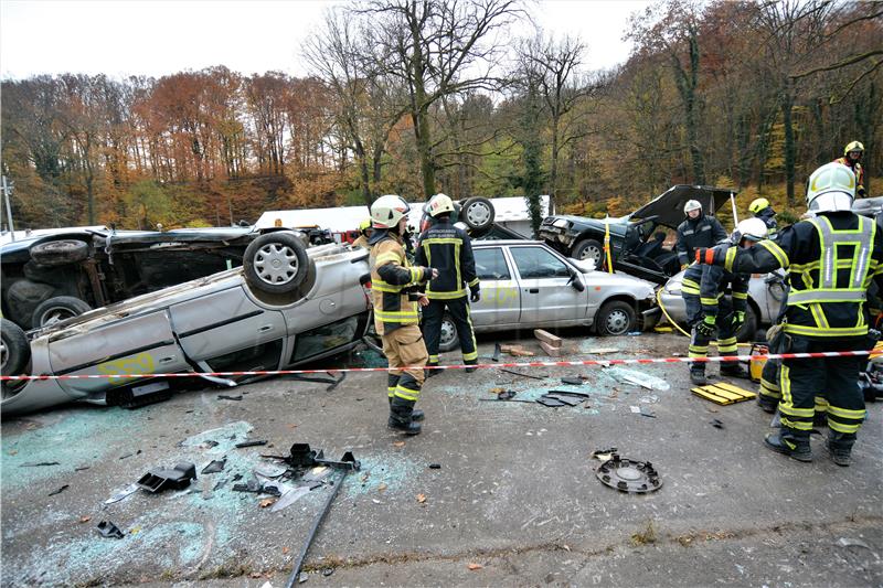 Karlovac: Vatrogasci na olupinama vježbaju spašavanje u prometu