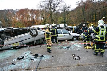 Karlovac: Vatrogasci na olupinama vježbaju spašavanje u prometu