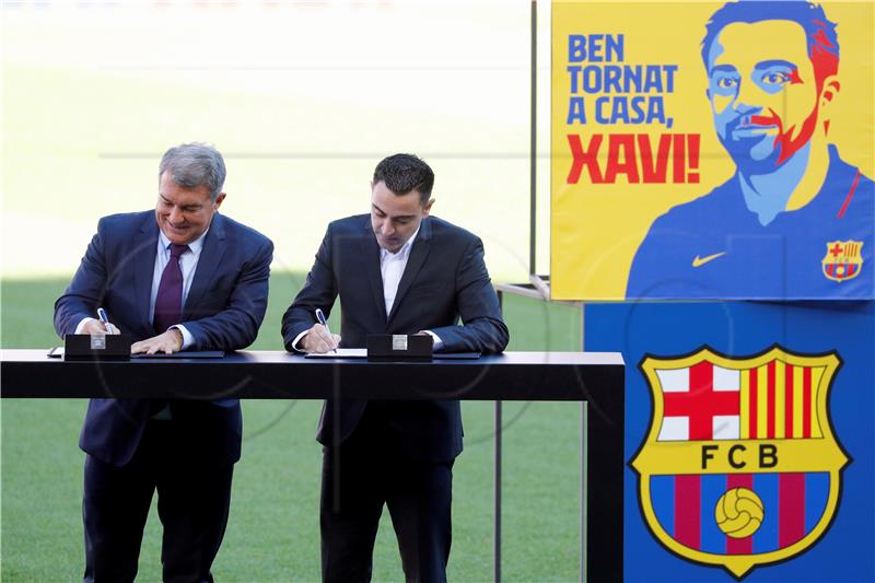 Barcelona na terenu Camp Nou predstavila Xavija 