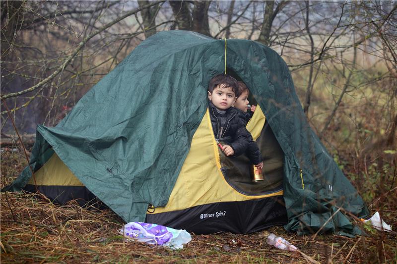 Migranti kampiraju na poljsko-bjeloruskoj granici na sve nižim temperaturama