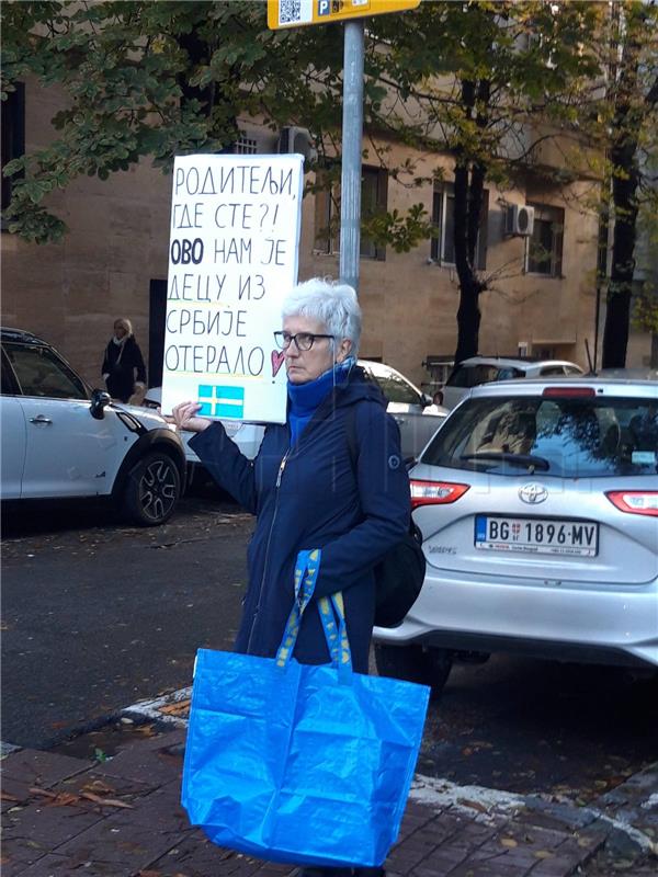 Beograd: Zbog Mladićevog murala privedena aktivistica za ljudska prava