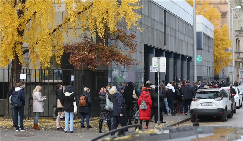 Zagreb: Red za cijepljenje ispred Doma zdravlja Centar