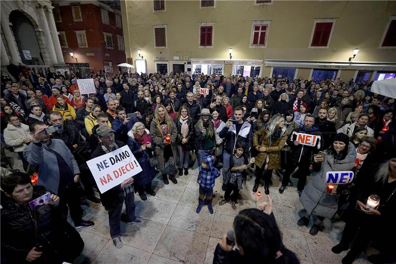 Zadar: Prosvjed protiv uvođenja covid potvrda i obaveznog cijepljenja