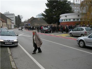 Sisak: Redovi za cijepljenje protiv COVID - 19