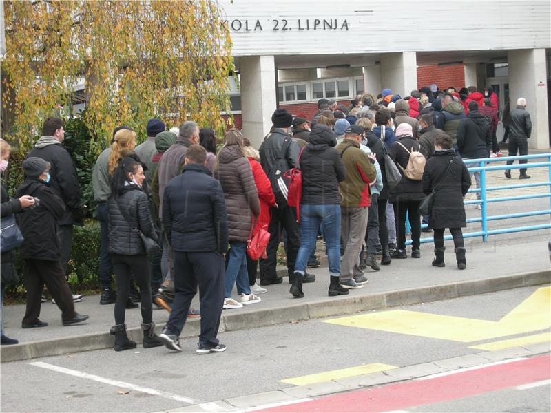 Sisak: Redovi za cijepljenje protiv COVID - 19