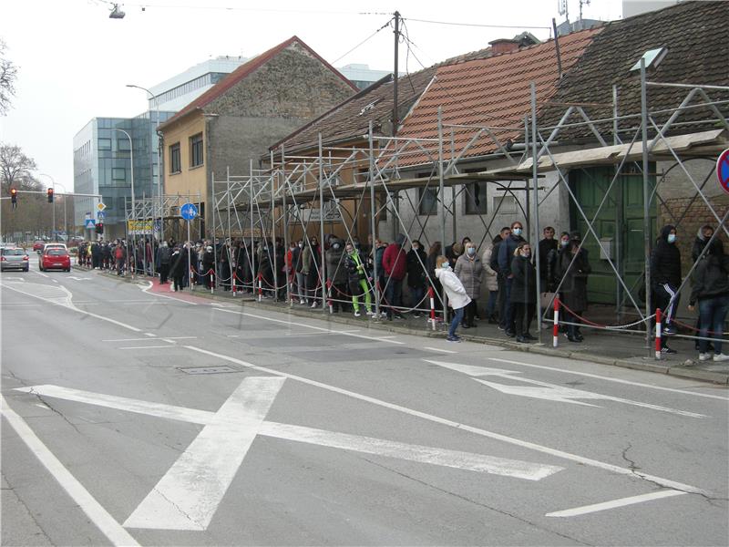 Sisak: Redovi za cijepljenje protiv COVID - 19