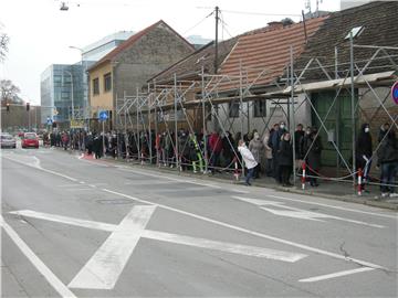 Sisak: Redovi za cijepljenje protiv COVID - 19