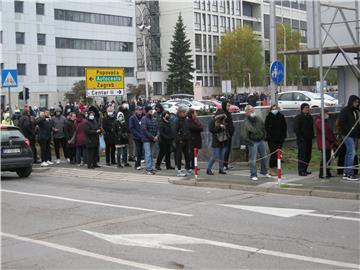 Sisak: Redovi za cijepljenje protiv COVID - 19