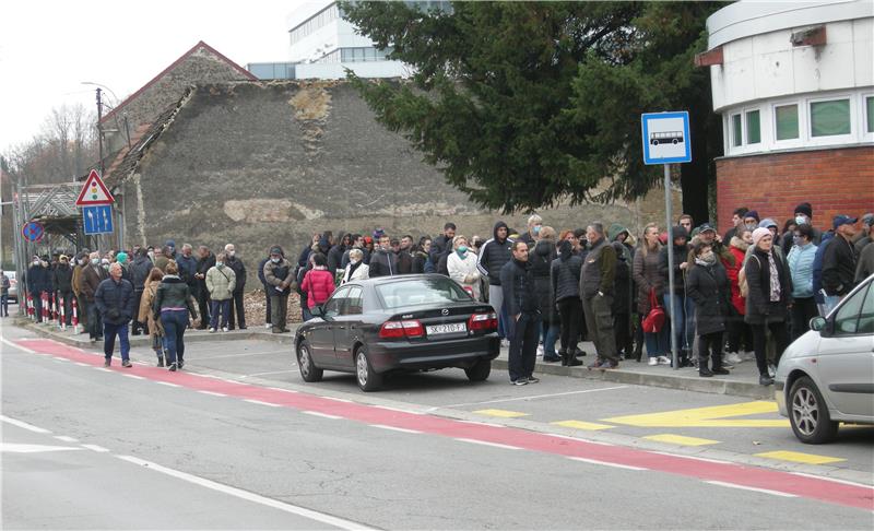 Sisak: Redovi za cijepljenje protiv COVID - 19