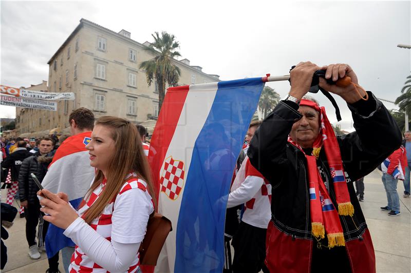 Hrvatski navijači uoči utakmice Hrvatska - Rusija  