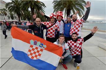 Hrvatski navijači uoči utakmice Hrvatska - Rusija  