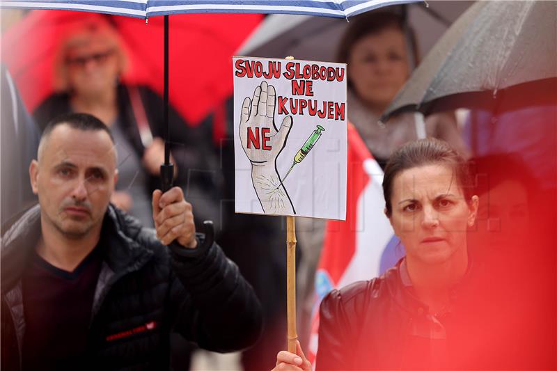 Prosvjedi pred zatvorom u Zagrebu i sudom u Splitu protiv obveznih covid potvrda